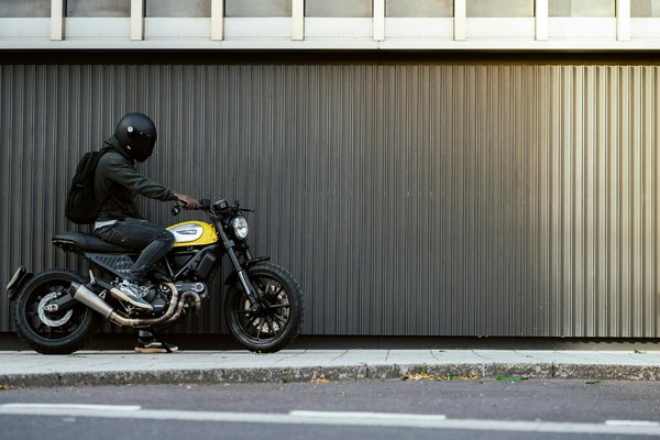 How can I correctly align the headlights on a Ducati Diavel for optimal night visibility?